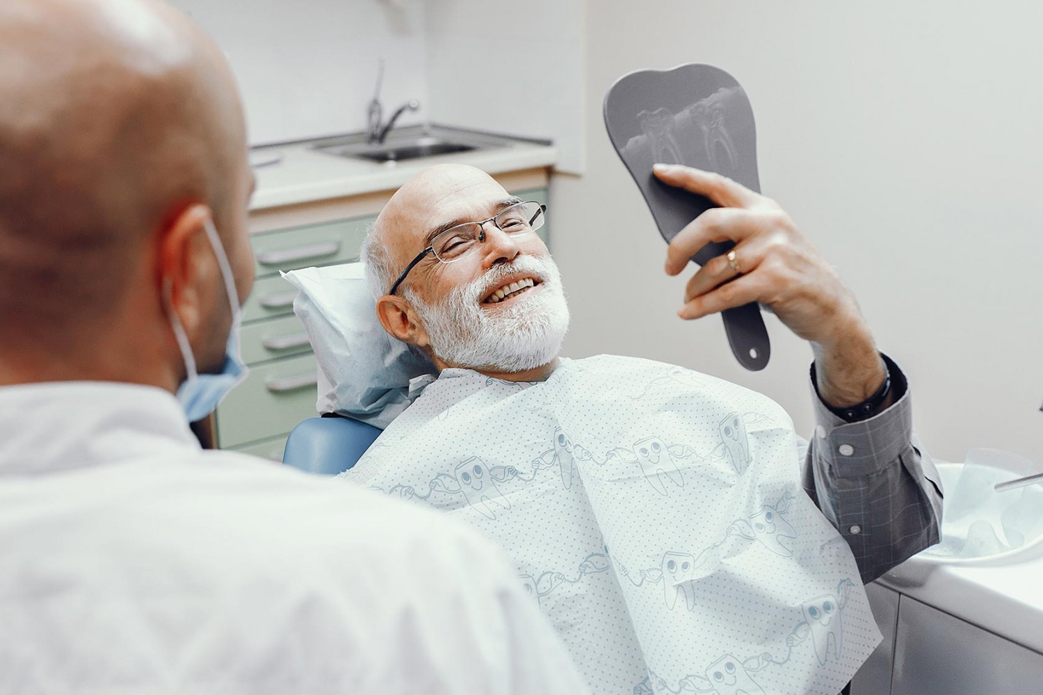 Фотография к новости Советы стоматолога: что делать после имплантации